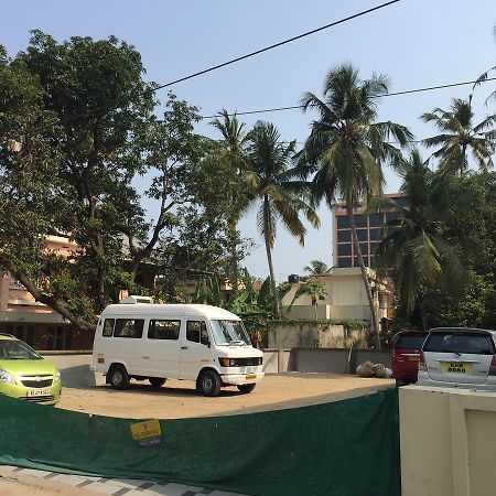 Mega Tourist Home Palarivattom Kochi Luaran gambar