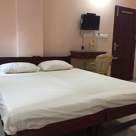 Mega Tourist Home Palarivattom Kochi Luaran gambar