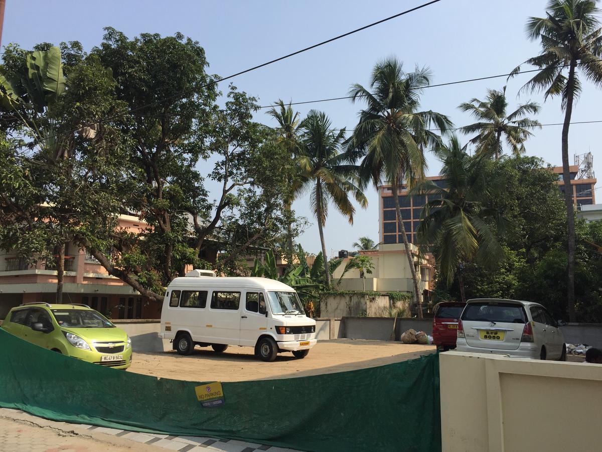 Mega Tourist Home Palarivattom Kochi Luaran gambar