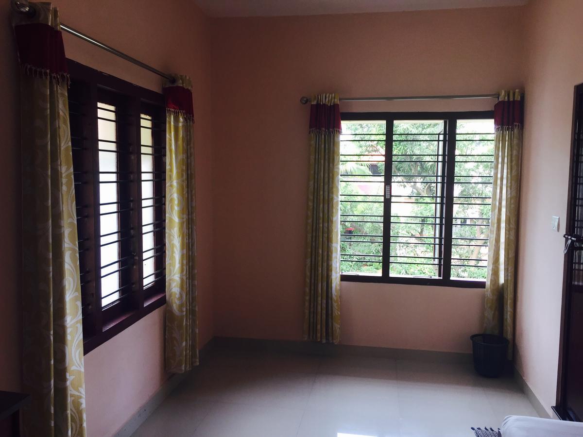 Mega Tourist Home Palarivattom Kochi Luaran gambar