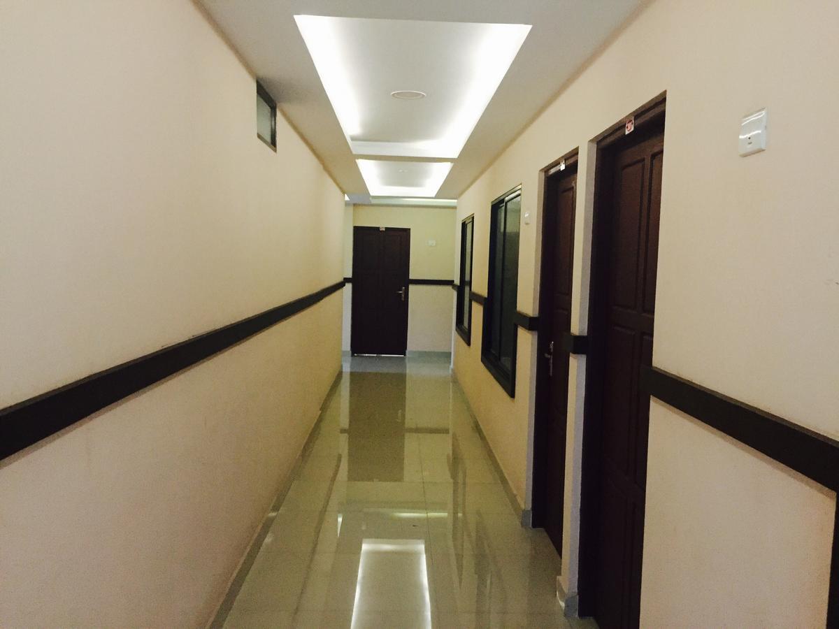 Mega Tourist Home Palarivattom Kochi Luaran gambar