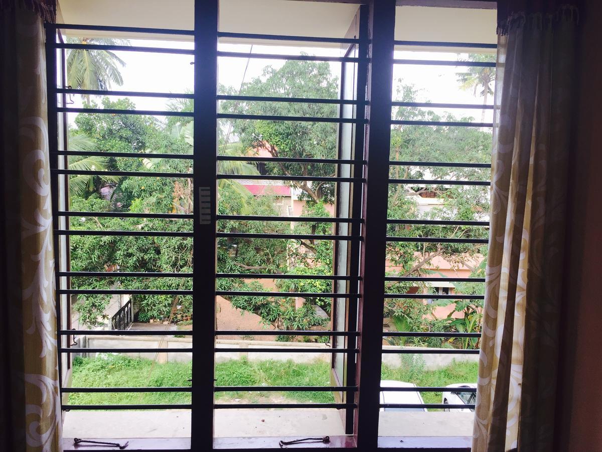 Mega Tourist Home Palarivattom Kochi Luaran gambar